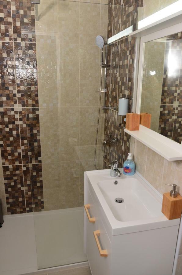 Aparthotel Danube กาลาจิ ภายนอก รูปภาพ